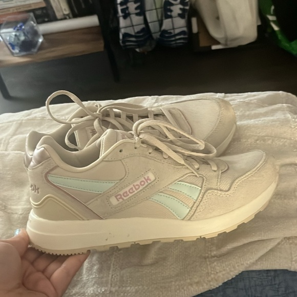 Women’s 8.5 Reebok sneakers - Picture 2 of 4